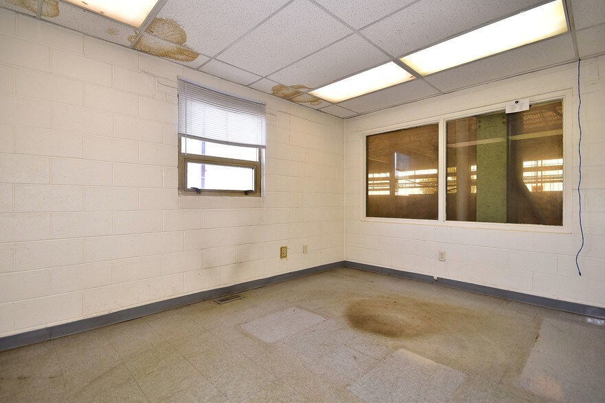 More Photos Of 420 Woodruff Rd, Joliet Warehouse For Lease