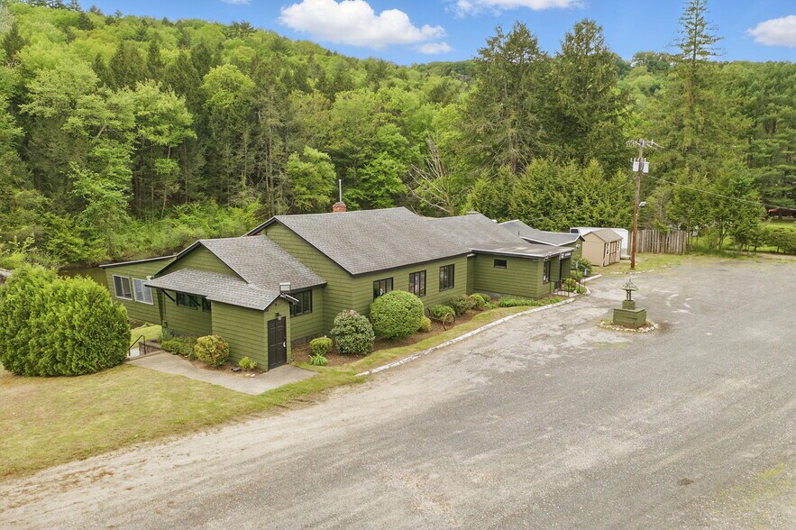 More Photos Of 200 Worthington Rd, Huntington Restaurant For Sale