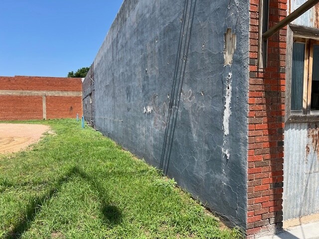 More Photos Of 219 N Bridge St, Brady Storefront For Sale