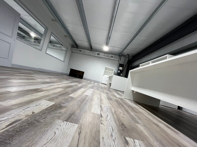 More Photos Of 3740 Mason Rd, Katy Showroom For Lease