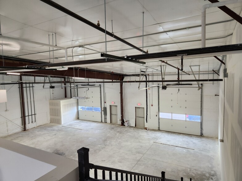 More Photos Of 1107 Southgate, Windsor Manufacturing For Lease