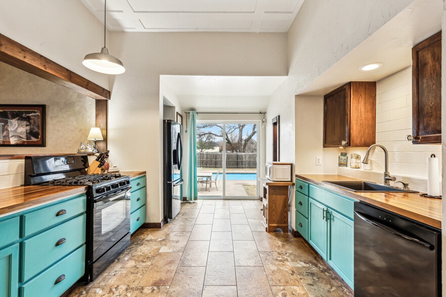 More Photos Of 512 N Travis St, Granbury Hospitality For Sale