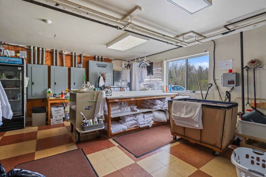 More Photos Of 726 S Lake Ave, Phillips Hotel For Sale