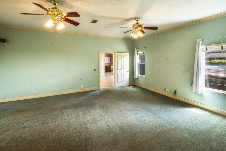 More Photos Of 290 E King Ave, Kingsland Office For Sale