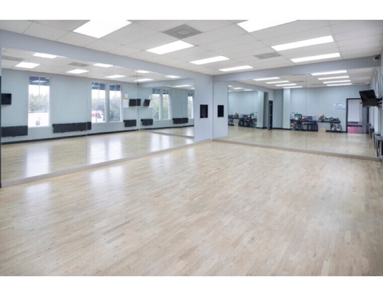 More Photos Of 16541 Pointe Village Dr, Lutz Storefront Retail Office For Lease