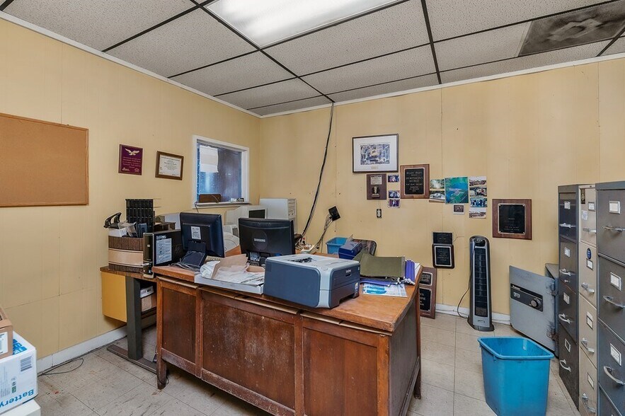 More Photos Of 1470 S Jefferson Ave, Cookeville Showroom For Sale