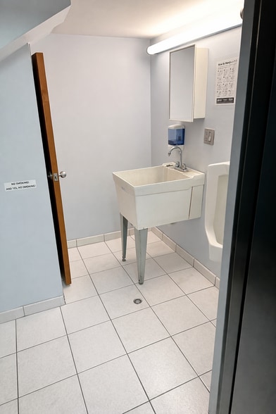 More Photos Of 205 E 1st Ave, Roselle Warehouse For Lease