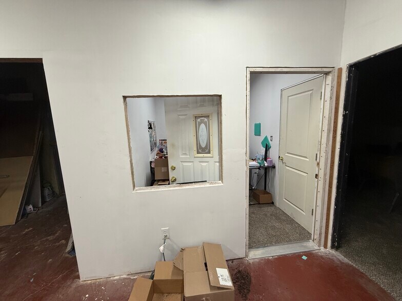 More Photos Of 1327 S Glenstone Ave, Springfield General Retail For Lease