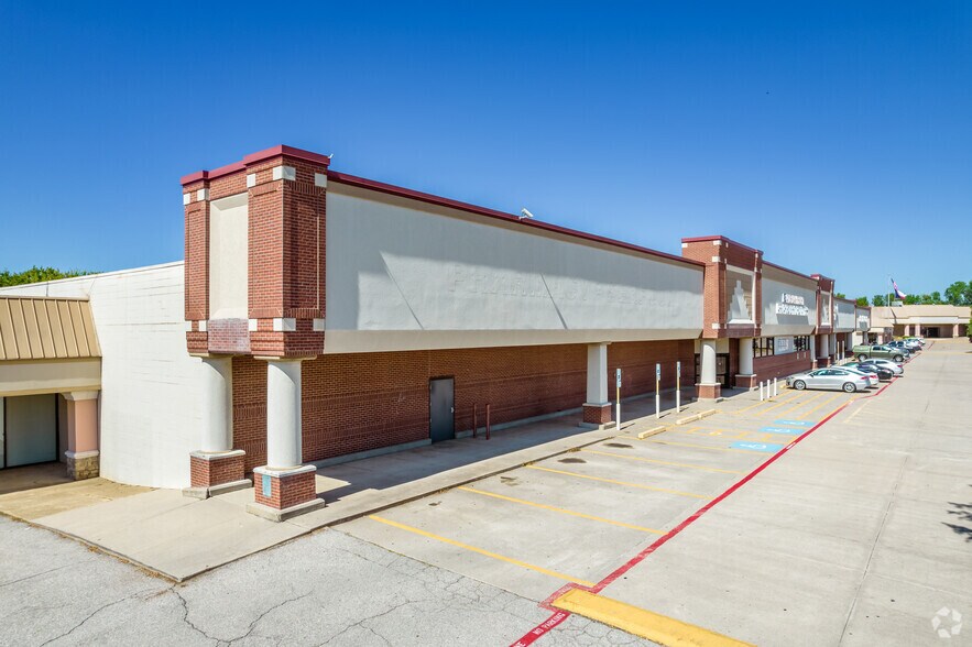 Primary Photo Of 101-121 N Greenville Ave, Allen Unknown For Lease
