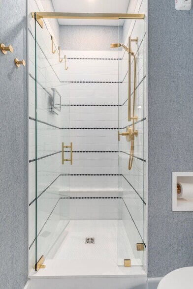 More Photos Of 212 Water St, Block Island Storefront For Sale