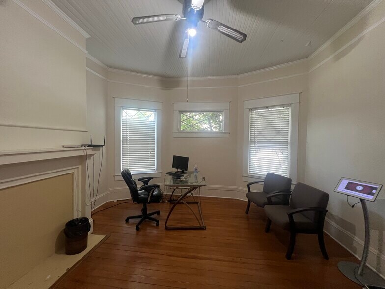 More Photos Of 512 Sunset Ave, Clinton Office For Sale