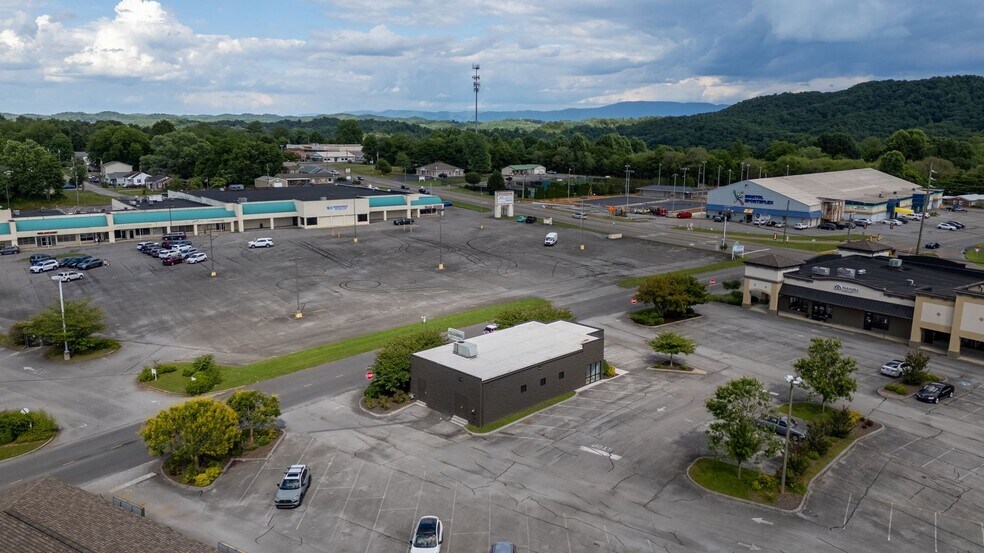 More Photos Of 1389 Volunteer Pky, Bristol Freestanding For Lease