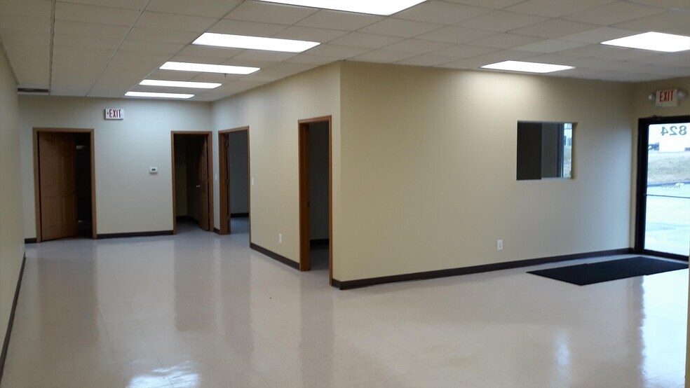 More Photos Of 824 Lone Star Dr, O'Fallon Warehouse For Lease