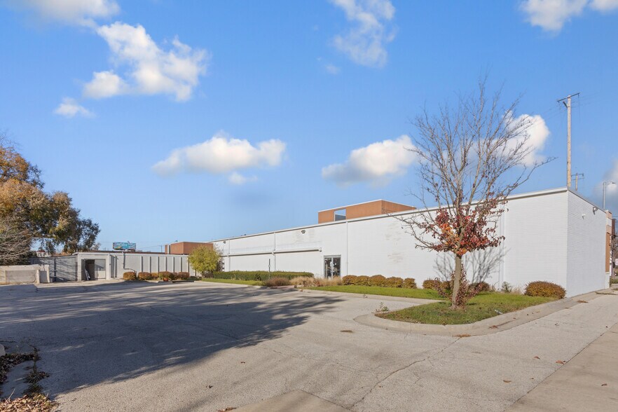 More Photos Of 1800 N Rand Rd, Palatine Freestanding For Sale