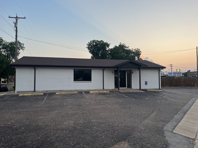 More Photos Of 418 W Chambers St, Cleburne Office For Lease
