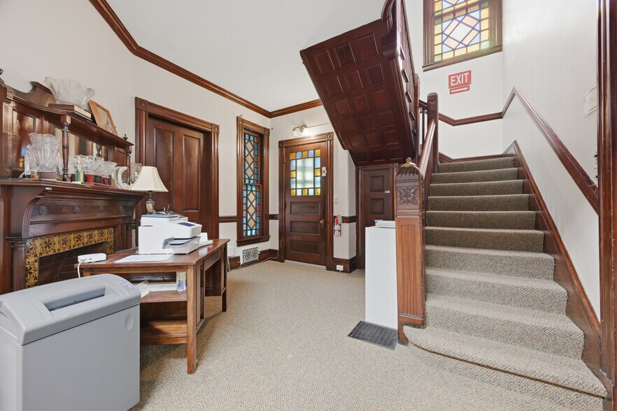 More Photos Of 1 Sylvandale Rd, Lisbon Office For Sale