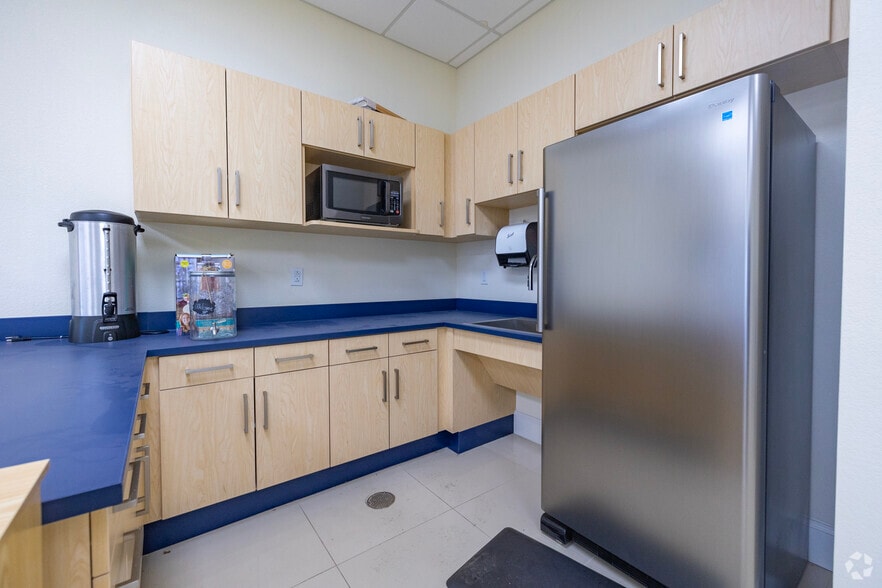 More Photos Of 3211-3231 Coors Blvd SW, Albuquerque Unknown For Lease