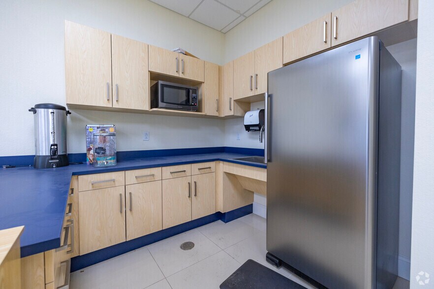 More Photos Of 3211-3231 Coors Blvd SW, Albuquerque Unknown For Lease