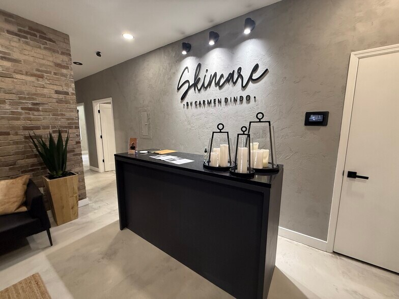More Photos Of 7029 S Tamiami Trl, Sarasota Office For Lease