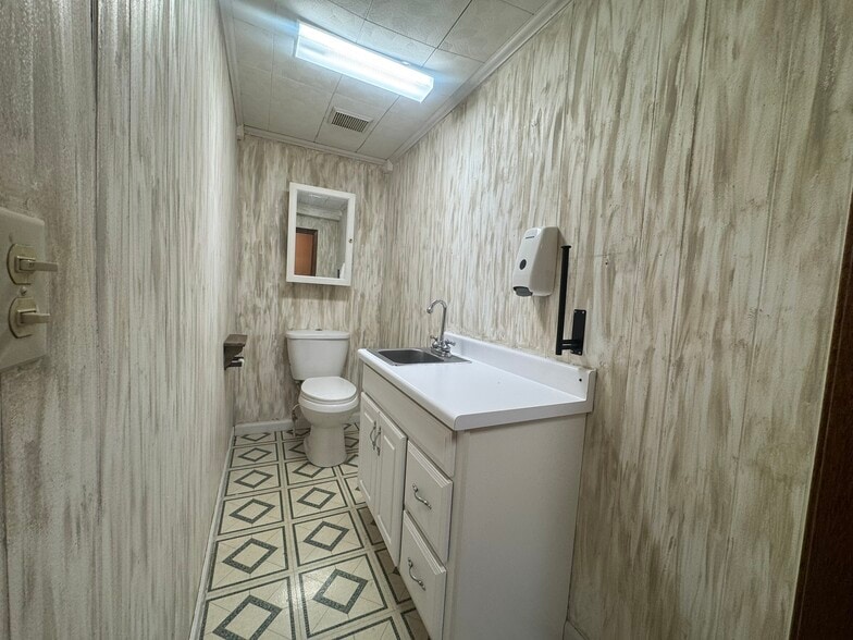 More Photos Of 1901 Old Jacksboro Hwy, LaFollette Office For Sale