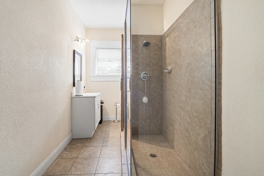 More Photos Of 1902 W Cass St, Tampa Office For Sale