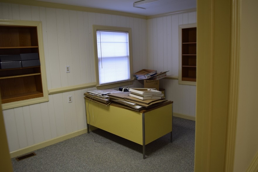 More Photos Of 13441 Warwick Blvd, Newport News Flex For Lease
