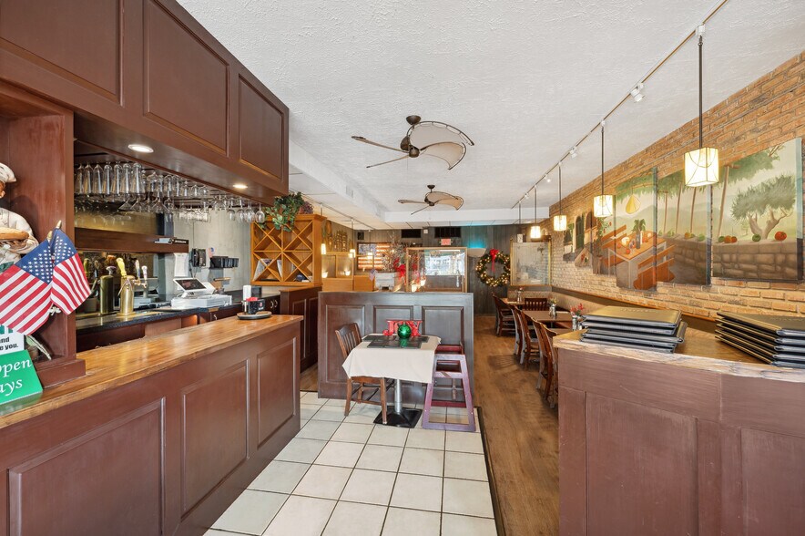 More Photos Of 21 Hill St, Southampton Restaurant For Lease