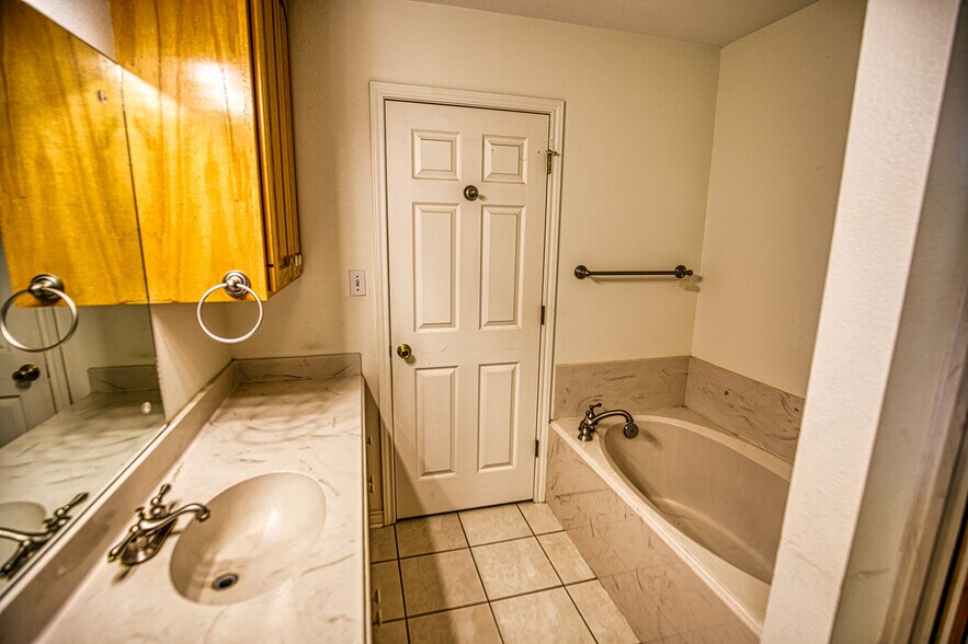 More Photos Of 655 Farmers Rd, Brenham Loft Creative Space For Sale