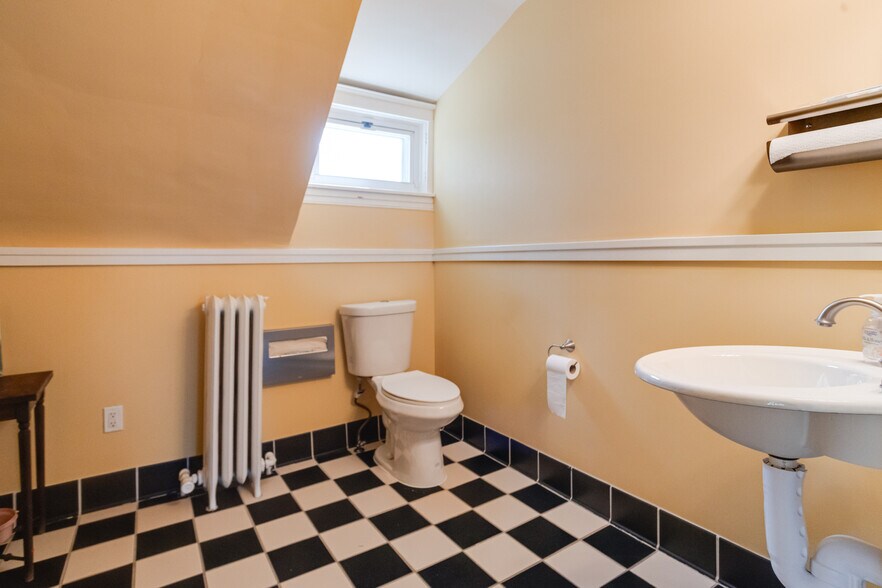 More Photos Of 407 W Pennsylvania Ave, Towson Office For Sale