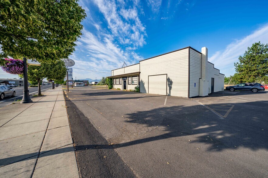 More Photos Of 211 Front St, Central Point General Retail For Sale