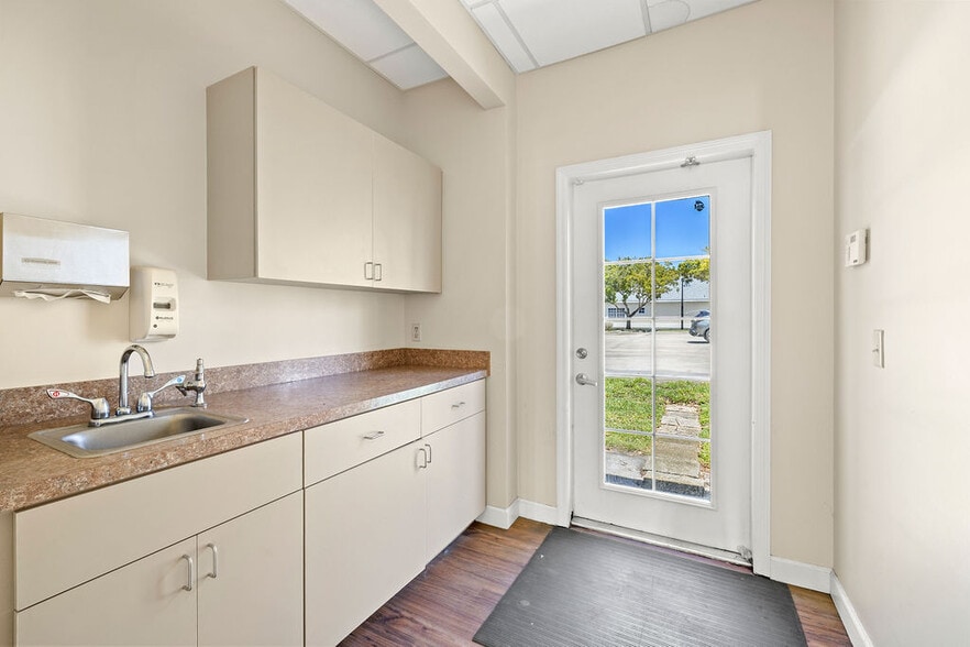 More Photos Of 923-931 37th Pl, Vero Beach Medical For Lease