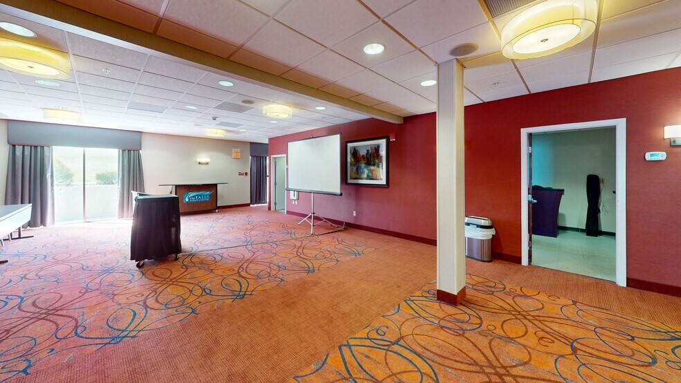 More Photos Of 21 Front St, Manchester Sports And Entertainment For Lease