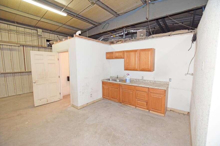 More Photos Of 305 E 57th St, Odessa Warehouse For Sale