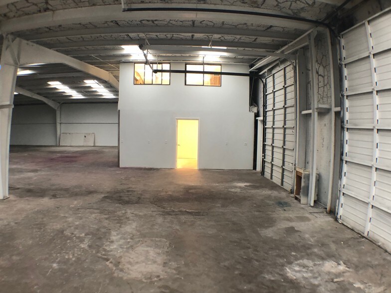 More Photos Of 106 NW 17th St, Grand Prairie Warehouse For Lease