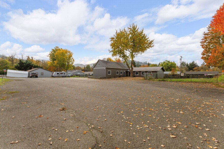 More Photos Of 132 NE Rifle Range St, Roseburg Apartments For Sale