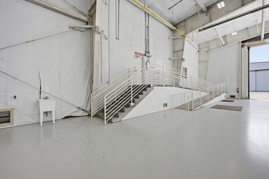More Photos Of 1185 N Memorial Dr, Greenville Airplane Hangar For Lease
