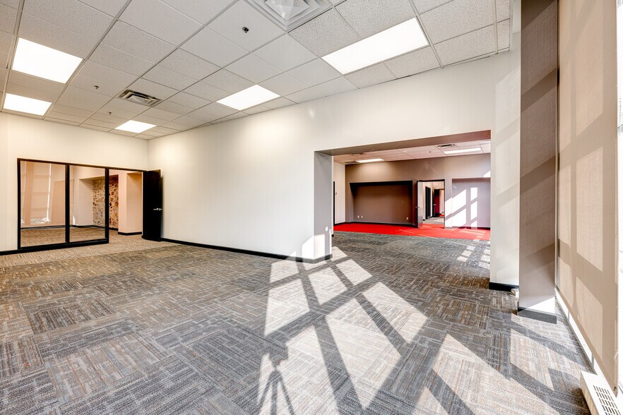 More Photos Of 867-877 Boul Jean-Paul-Vincent, Longueuil Warehouse For Lease