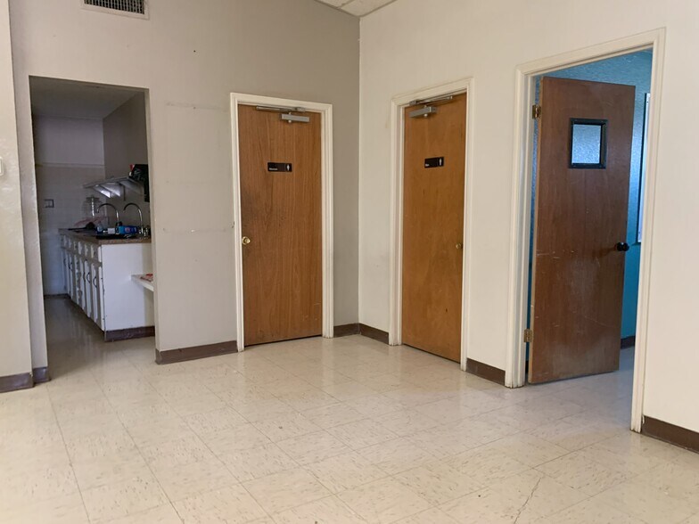 More Photos Of 2202 Upland Ave, Lubbock Flex For Sale