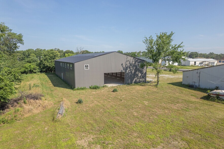 More Photos Of 841 Frances Ave, Neosho Flex For Sale