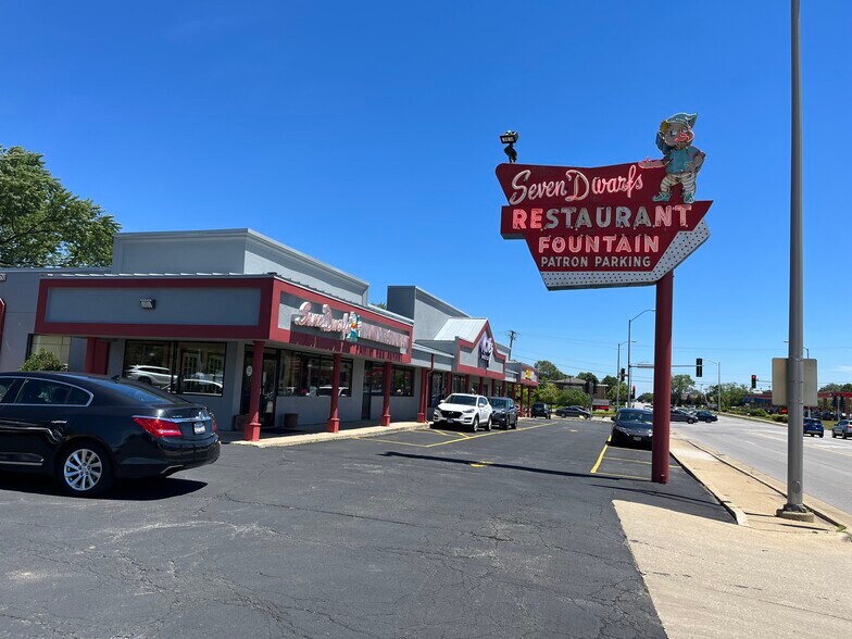 More Photos Of 921-925 E Roosevelt Rd, Wheaton Storefront For Lease