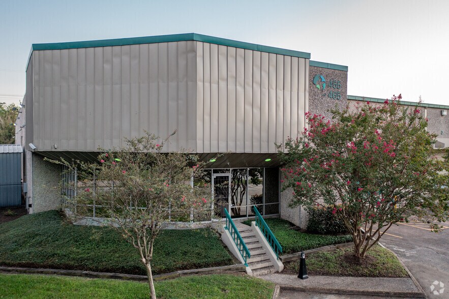 More Photos Of 455-465 W 38th St, Houston Warehouse For Lease