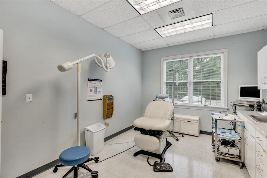 More Photos Of 1330 Phinney's Ln, Hyannis Medical For Sale