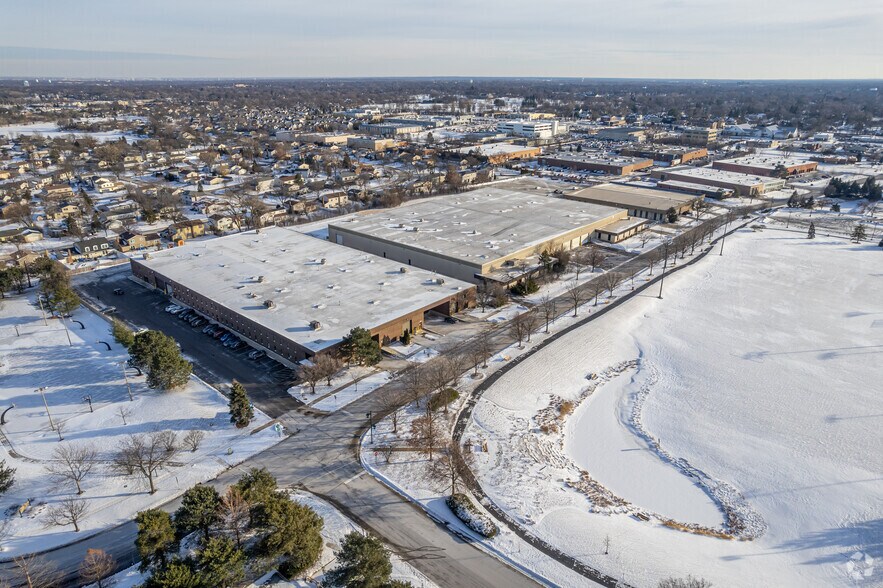 More Photos Of 815-835 Blackhawk Dr, Westmont Warehouse For Lease