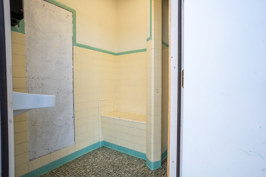 More Photos Of 1802 E Commerce St, San Antonio Auto Repair For Lease
