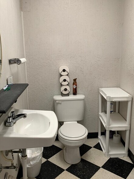 More Photos Of 1510 Washington St, Commerce Auto Repair For Lease