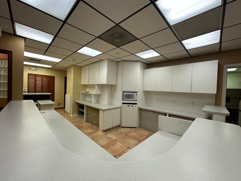 More Photos Of 7800 W Oakland Park Blvd, Sunrise Medical For Sale