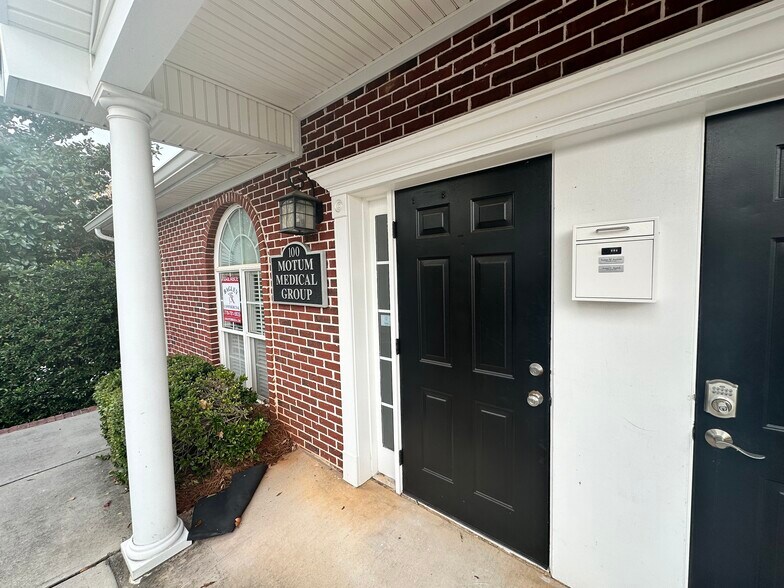 More Photos Of 106 Pilgrim Village Dr, Cumming Office For Sale