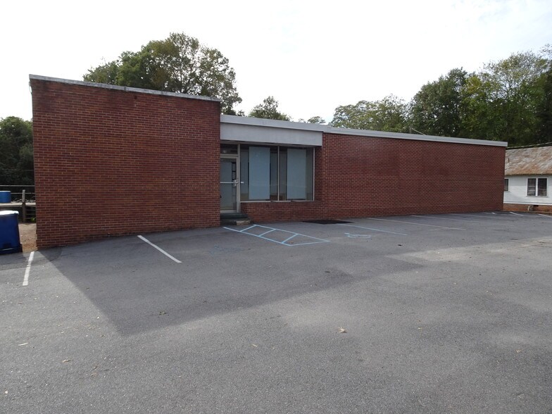 More Photos Of 910 Edgefield St, Greenwood Light Distribution For Sale