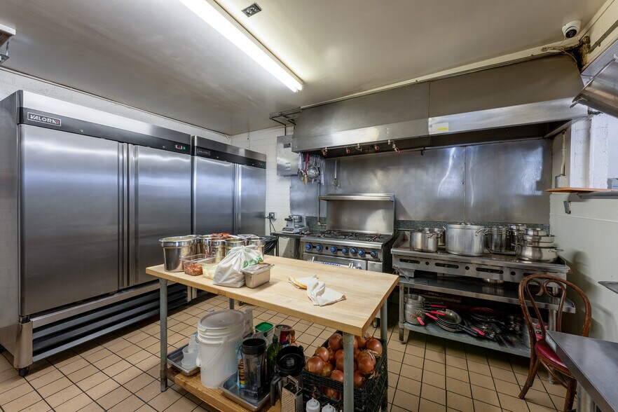 More Photos Of 124 Hanes Pl, Vista Freestanding For Lease