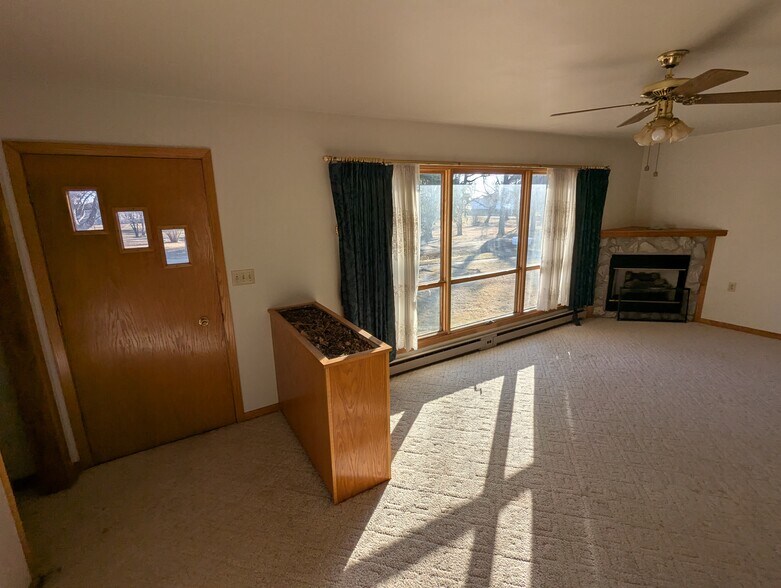 More Photos Of 340 Elm St E, Canova Sports And Entertainment For Sale